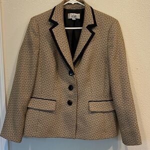 Le Suit Women's Beige Blazer with Black Accents